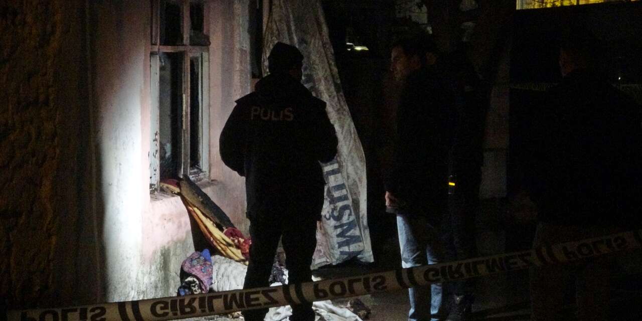 Kimliği belirsiz bir kişi evde yanmış halde bulundu