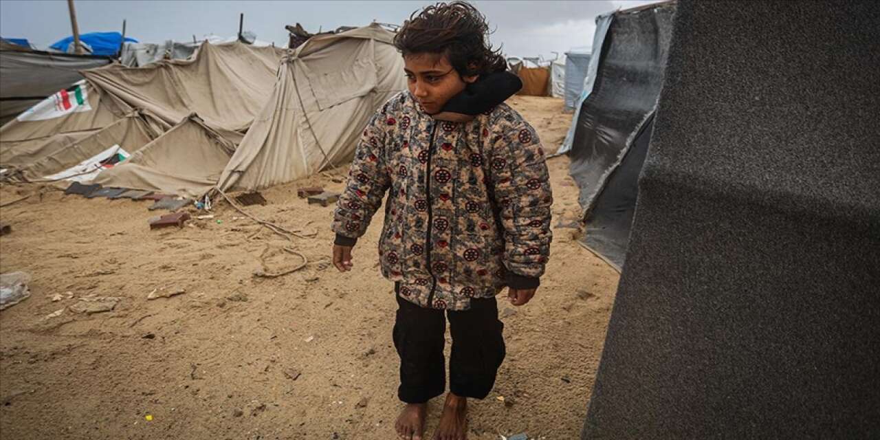 Gazze'de 21'i çocuk 24 Filistinli soğuk nedeniyle can verdi