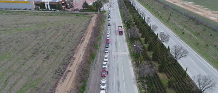 Konya şehir girişlerinde oluşan uzun araç kuyrukları havadan görüntülendi