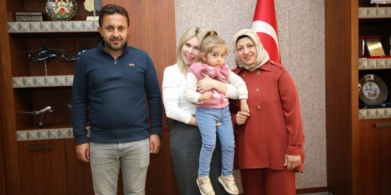 Kadavradan alınan rahim nakliyle dünyaya gelen Özlenen bebek, adını aldığı rektörü ziyaret etti