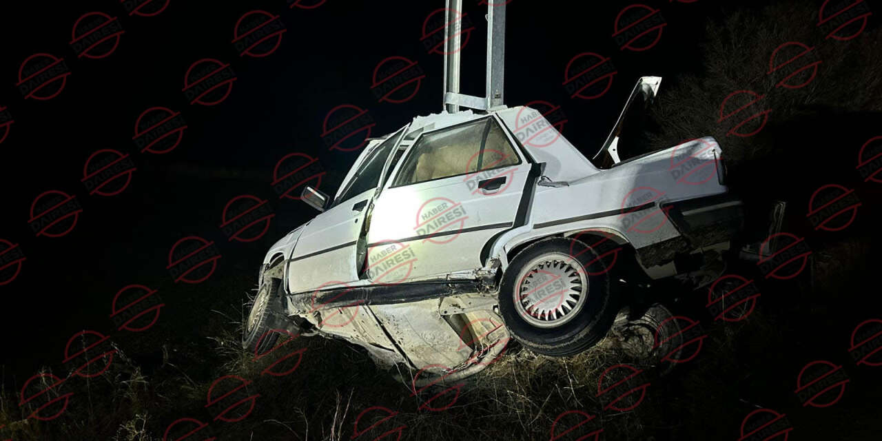 Konya’da demir direğe çarpan otomobil ikiye katlandı! Can kaybı var