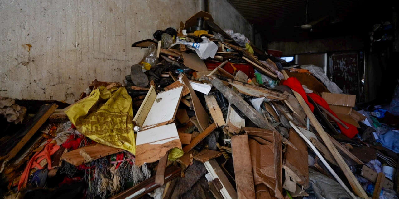 Kötü koku şikayeti gerçeği ortaya çıkardı! Evden 168 ton çöp çıktı