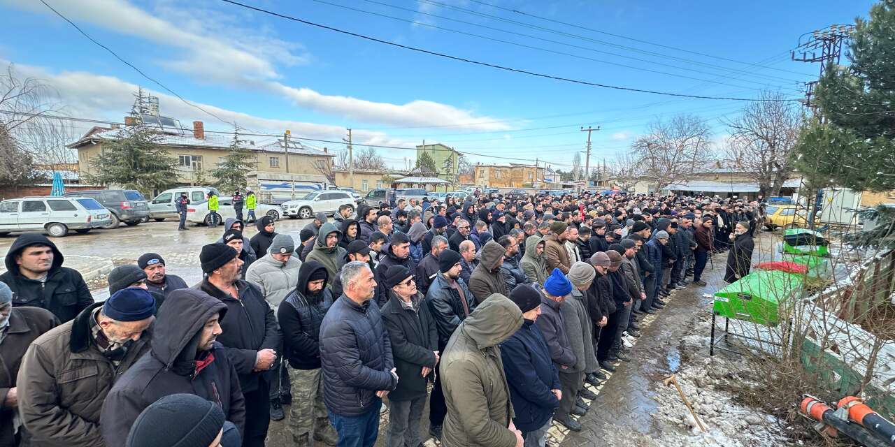 Konya’daki aile faciasında son veda! Öldürdüğü kardeşi ve annesiyle yan yana toprağa verildi