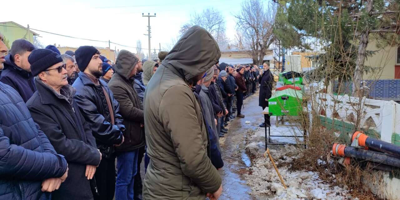 Konya’daki aile faciasında son veda! Öldürdüğü kardeşi ve annesiyle yan yana toprağa verildi