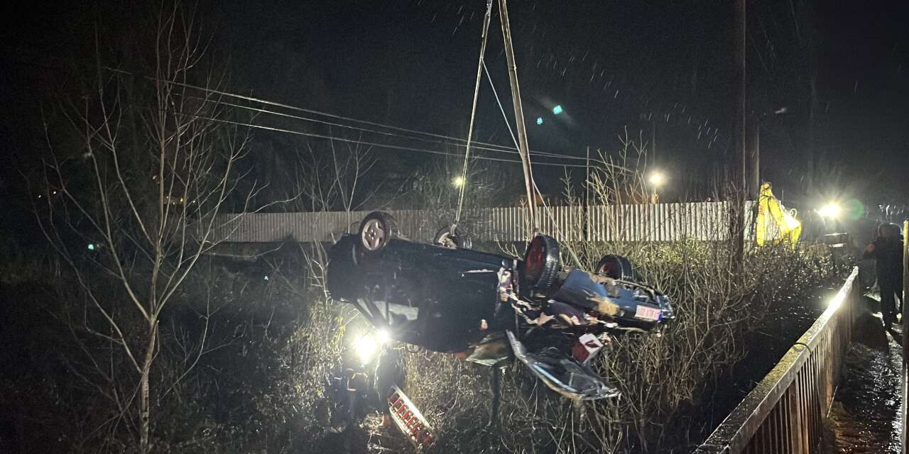 Çaya uçan otomobildeki baba ve oğlu hayatını kaybetti