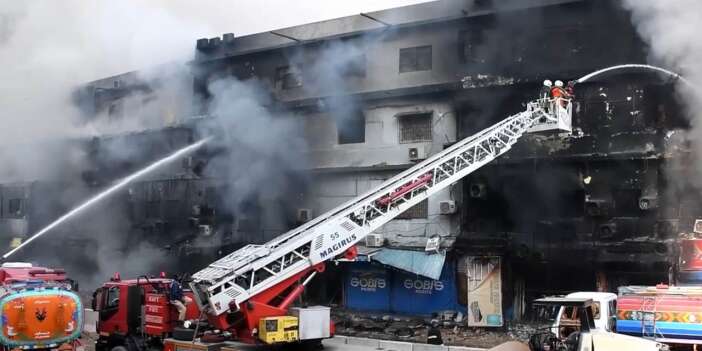 Alışveriş merkezinde yangın! 1'i itfaiye eri, 6 kişi öldü