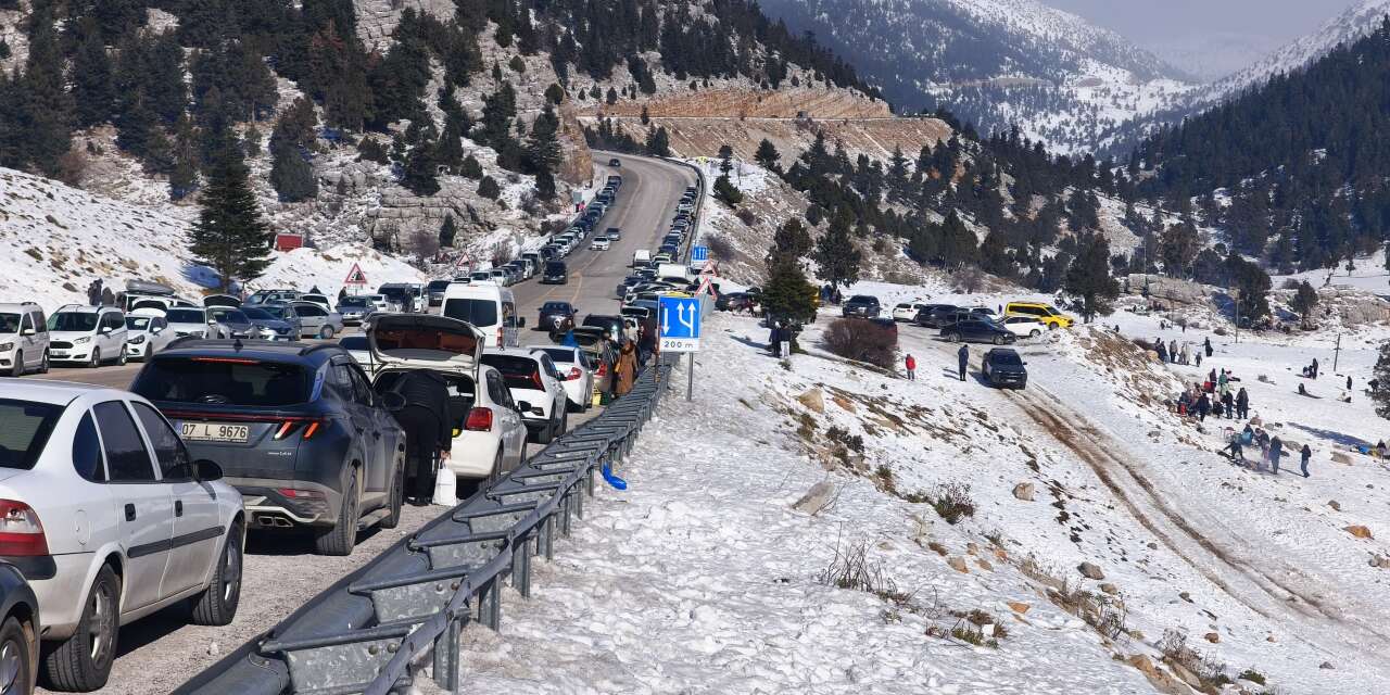 Torosların Konya - Antalya yolundaki zirvesinde kar şöleni