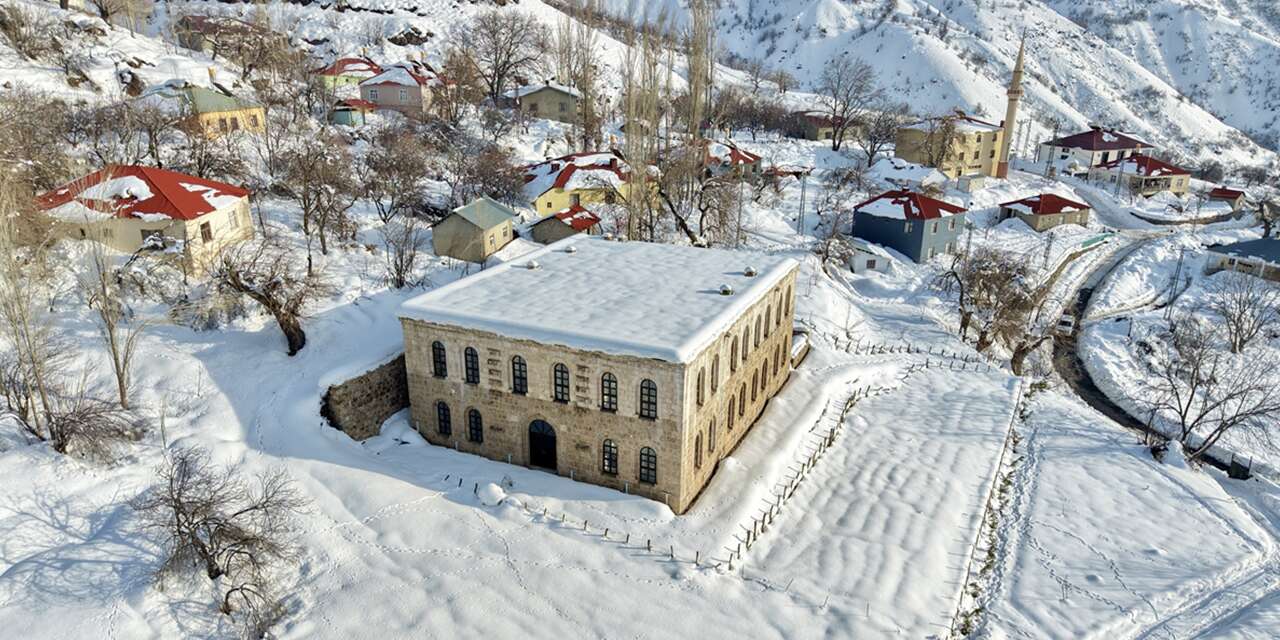 Tarihi yapılar beyaza büründü