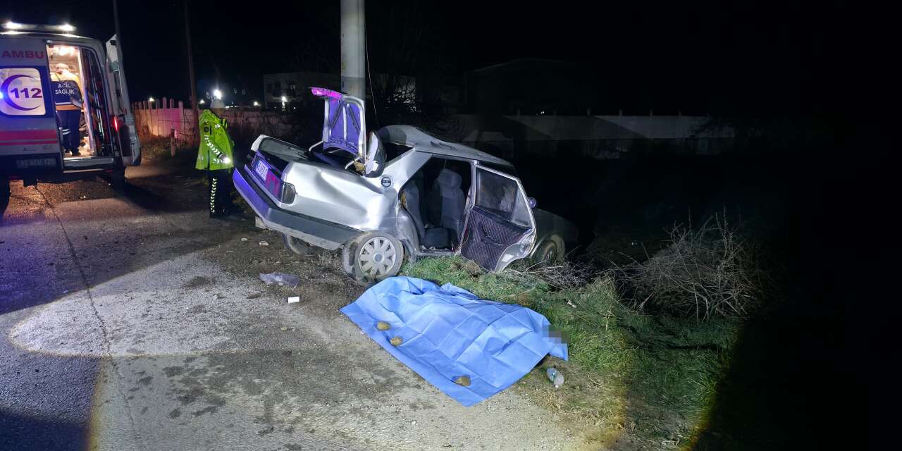 Elektrik direğine çarpan otomobildeki Hüseyin Demir hayatını kaybetti