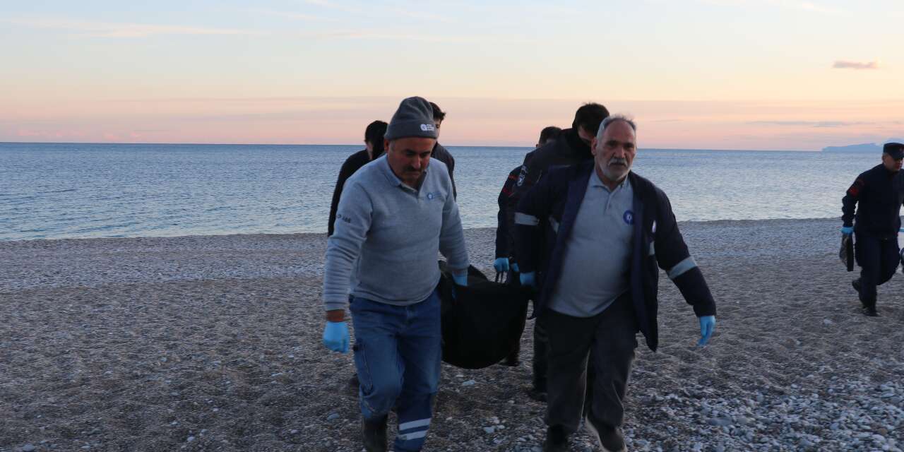 Balık tutan 2 kişinin oltasına erkek cesedi takıldı