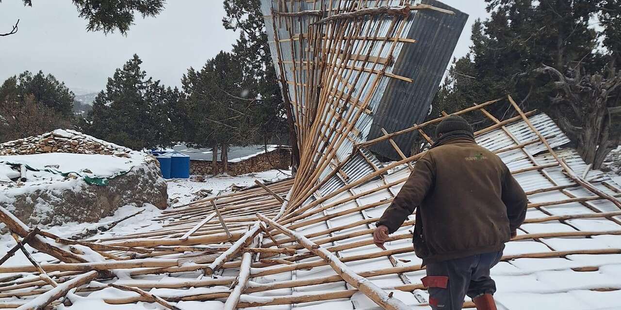 Konya’da şiddetli fırtına ahırın çatısını uçurdu! Çiftçi yardım bekliyor