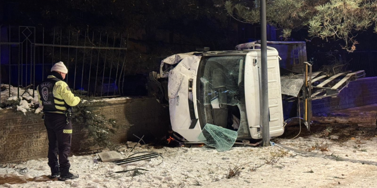 Otomobille çarpışan kamyonet jandarma duvarına çarptı! 4 yaralı var