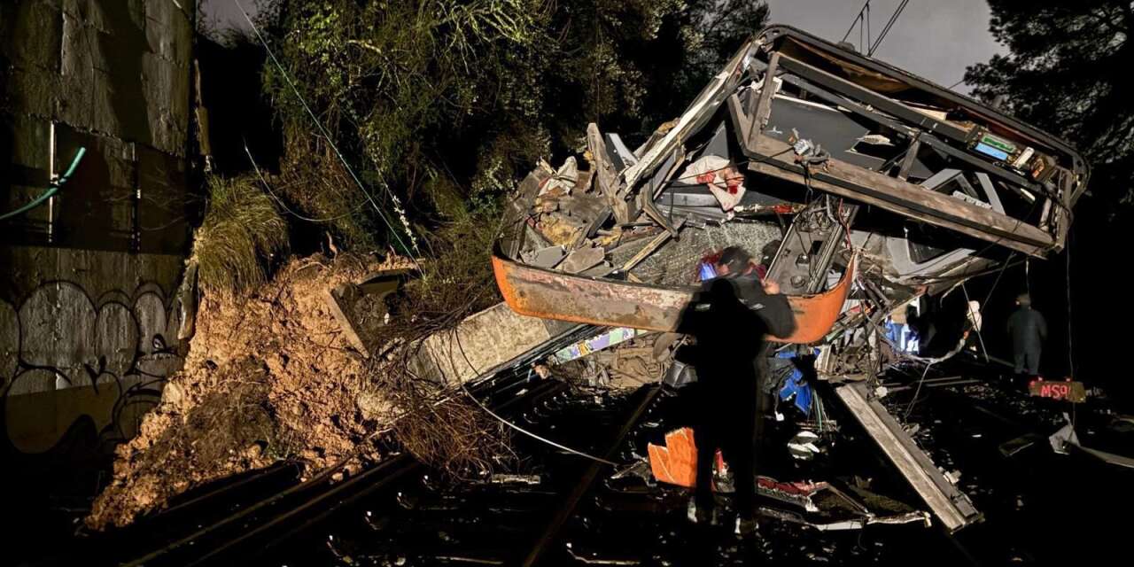 Tren raydan çıktı! 1 makinist öldü, 37 yaralı var