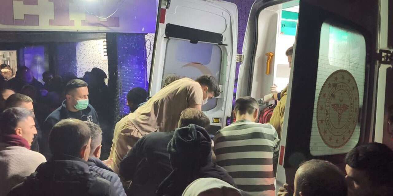 Araç uçuruma yuvarlandı! Doktor, kalbi duran sürücü için sedye üzerinde savaş verdi