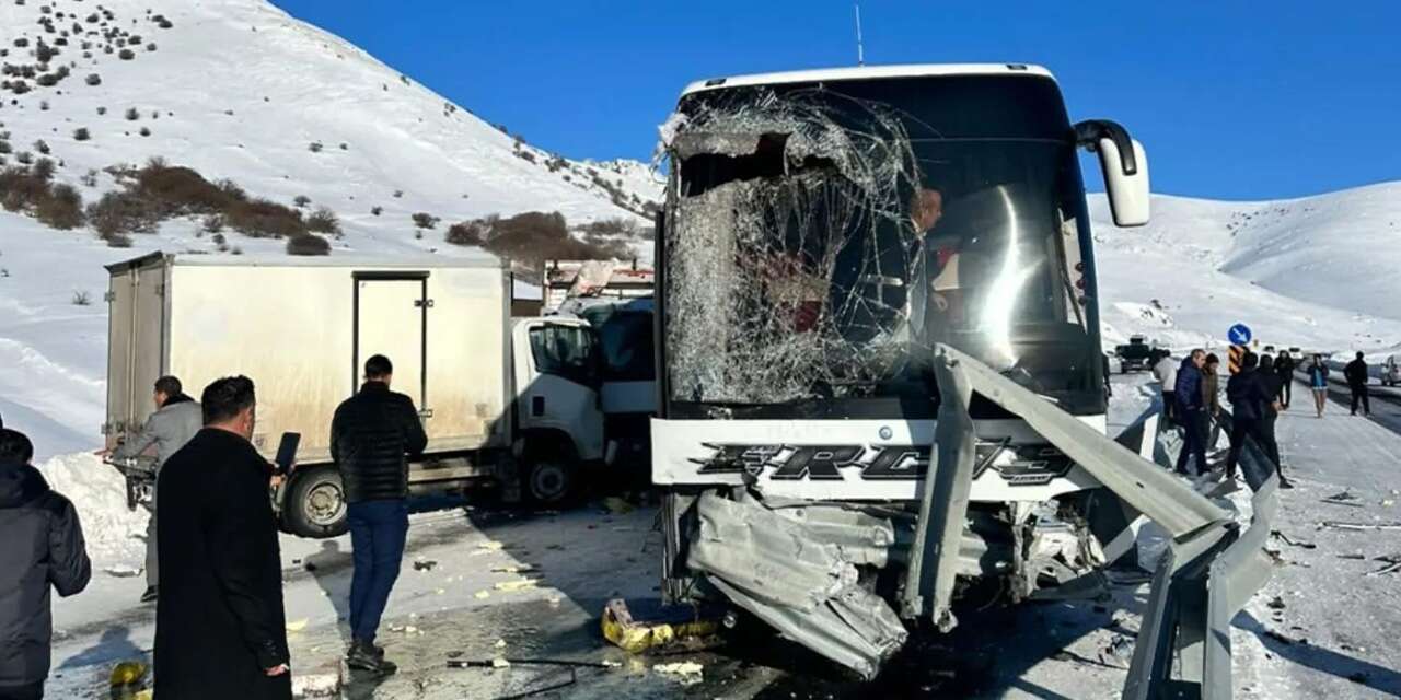 Yolcu otobüsü ile kamyonet çarpıştı! Çok sayıda yaralı var