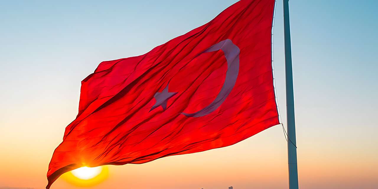 Türk Bayrağı yeniden göndere çekildi! 14 kişi gözaltında