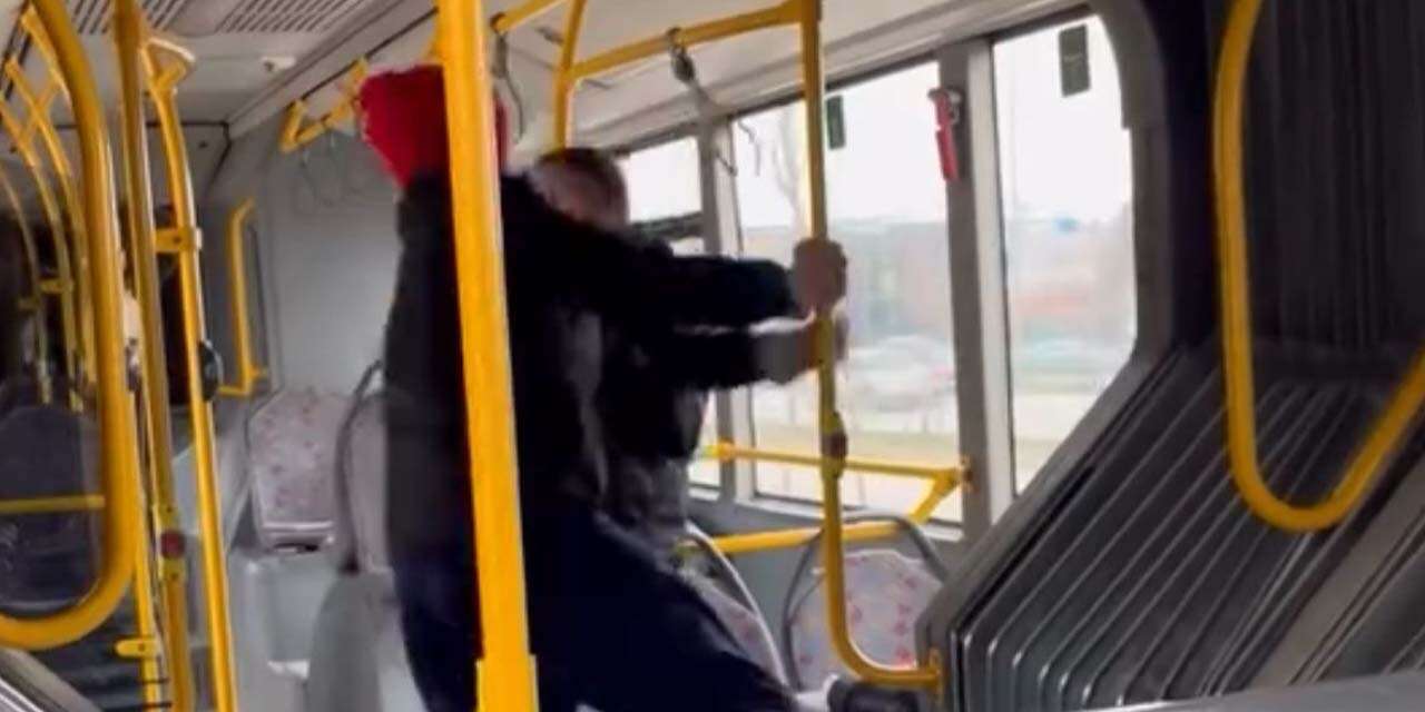 Boş otobüste koltuk kavgası! Önce darp etti, sonra ‘Komutanımı çağırın’ dedi