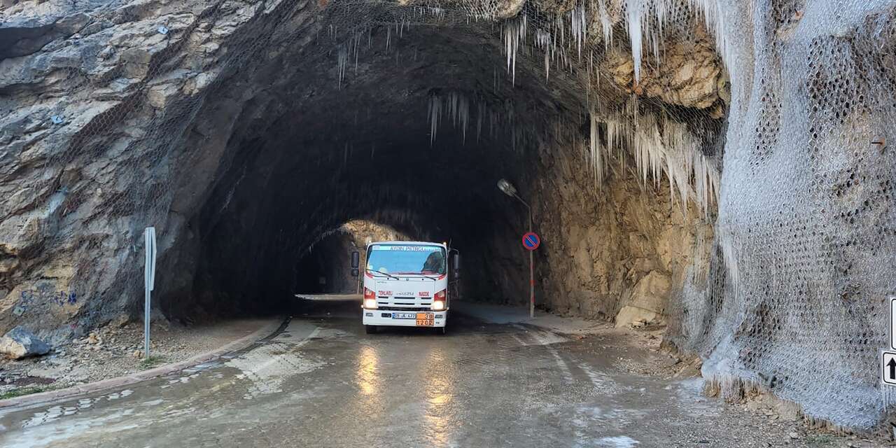 Türkiye’deki, dünyanın en zorlu yollarından biri buz tuttu