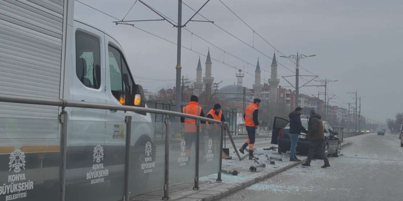 Konya’da kontrolden çıkan otomobil bariyerlere çarptı