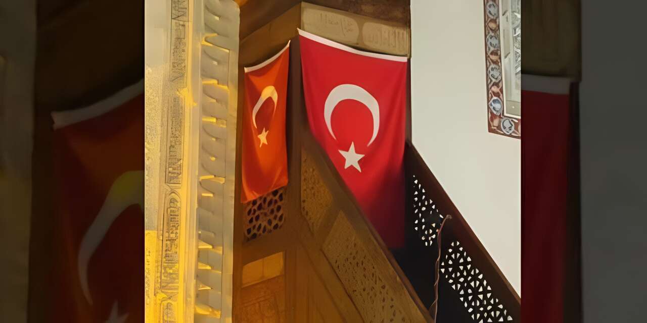 Cuma hutbesinde minbere Türk bayrağı asılsın!