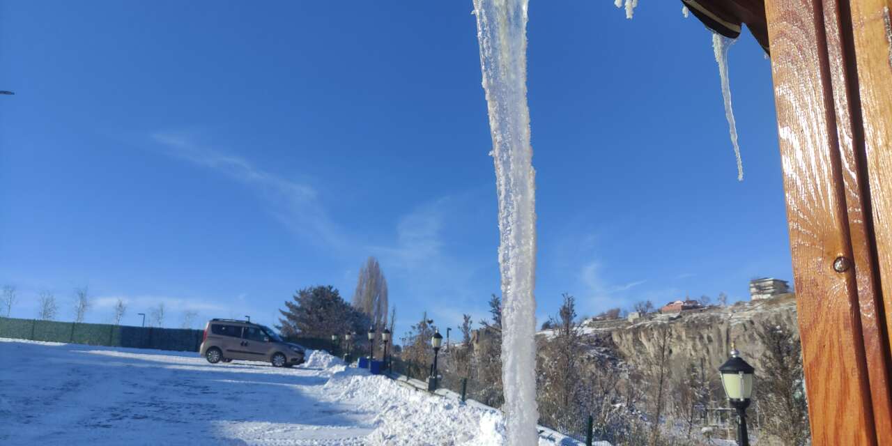 Sibirya soğuğu bir ilimizi dondurdu! Arabalar çalışmadı, kilitler dondu