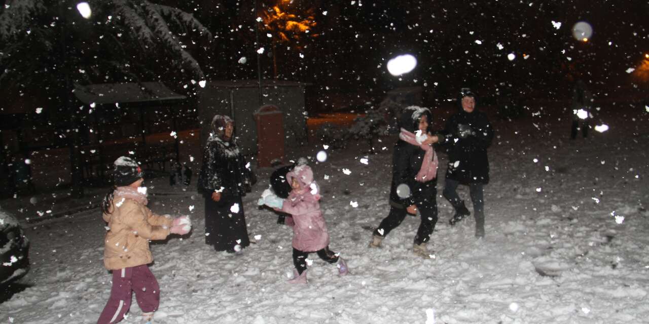 Lapa lapa kar yağan Konya’da bereket coşkusu