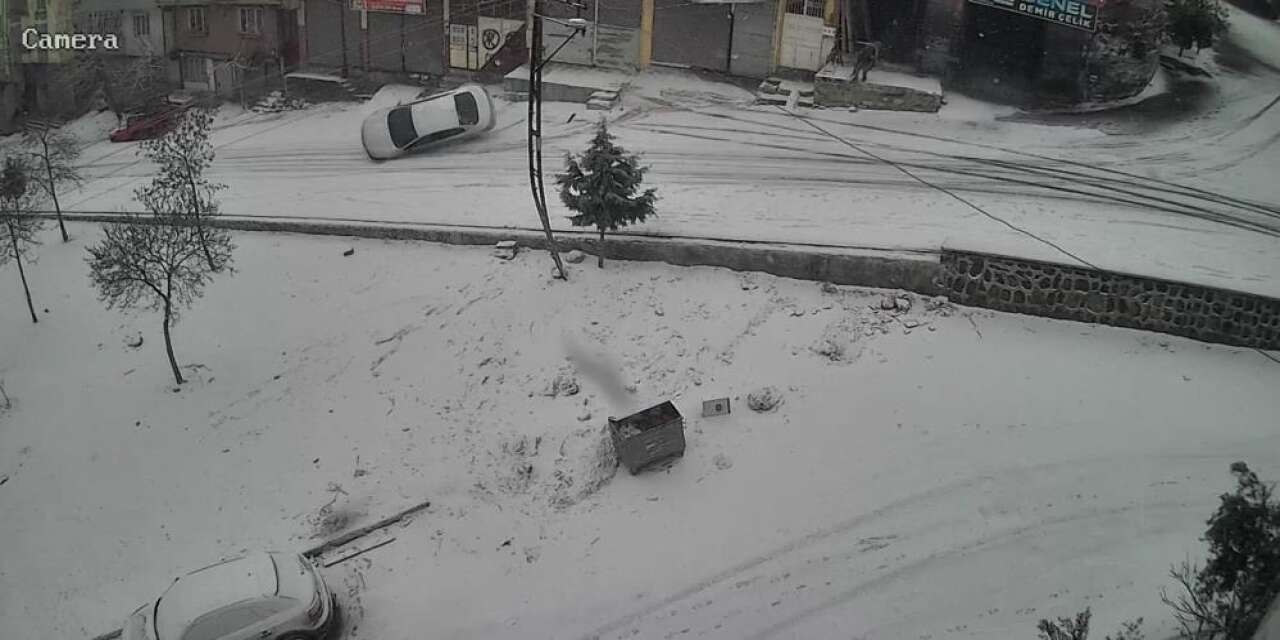 Gaziantep Şahinbey’de kaygan yol kazaya yol açtı! O anlar kamerada