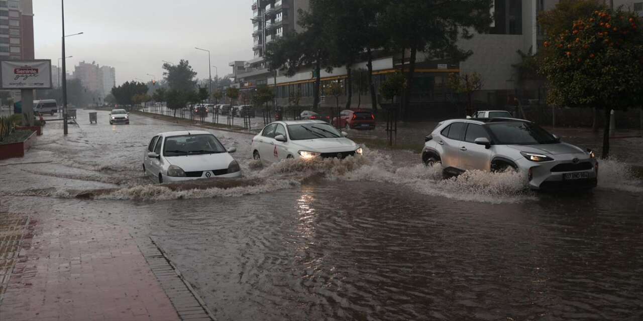 Sağanak yağış bir ilimizde hayatı felç etti
