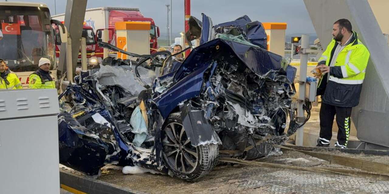 Otobüsün çarptığı otomobil paramparça oldu! Aynı aileden 2 ölü