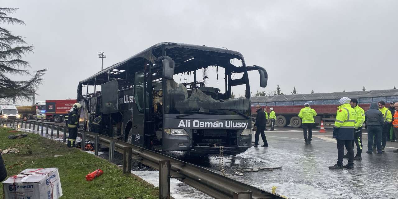 Seyir halindeki yolcu otobüsü alevlere teslim oldu