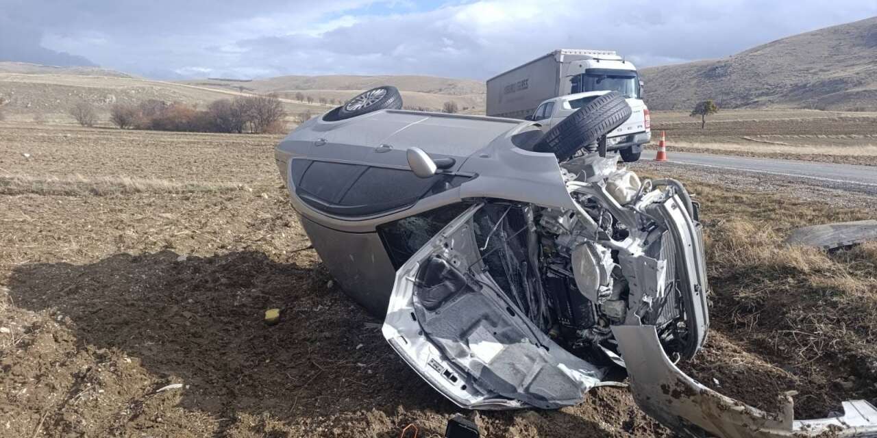 TIR’la çarpışan otomobil hurdaya döndü! 5 kişi güçlükle çıkartıldı