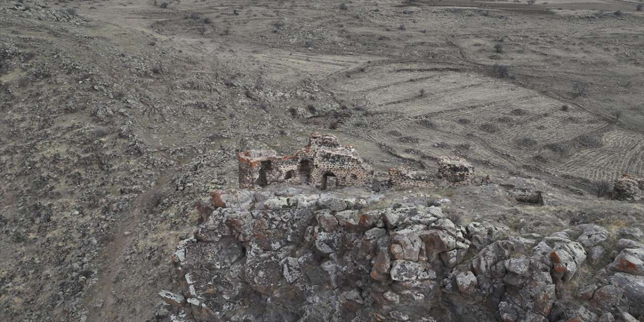 Kaya üzerine kurulu 1000 yıllık Murtaza Kalesi zamana meydan okuyor