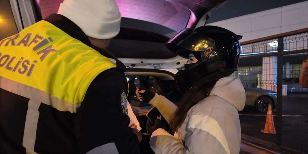 Yeni aldığı ehliyetin zarfını polise açtırdı, ilk cezasını yedi