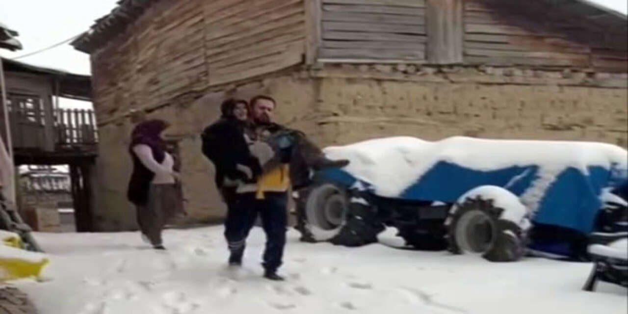 Yer Karaman Ermenek! Karda yürüyemeyen 90 yaşındaki hastayı kucağında taşıdı