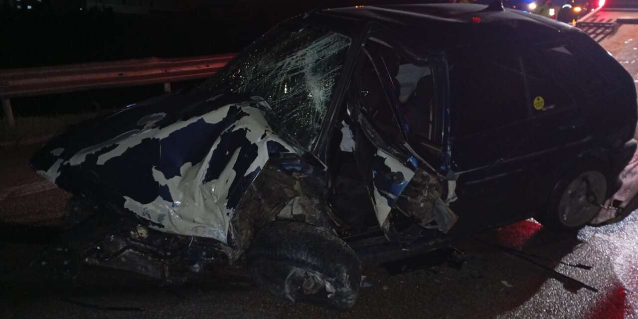 Bariyerlere çarpan araç hurdaya döndü! 2 kişi ağır yaralandı