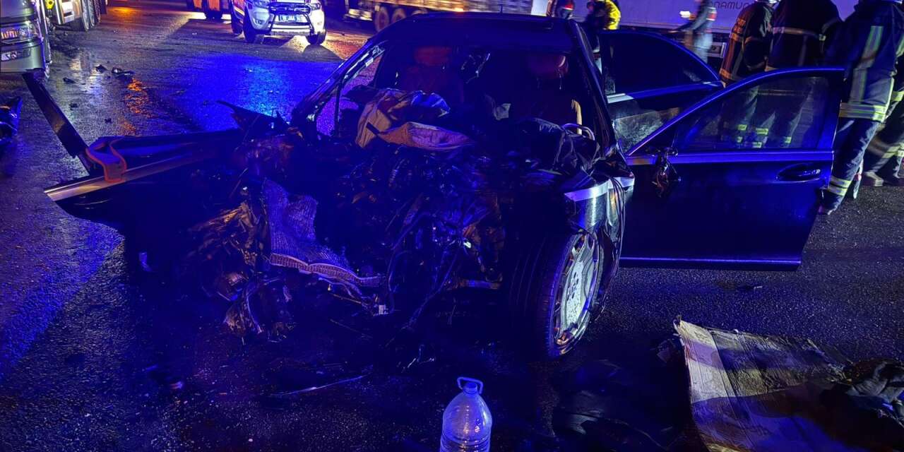 İki otomobil ile TIR çarpıştı! 1 ölü, 7 yaralı var