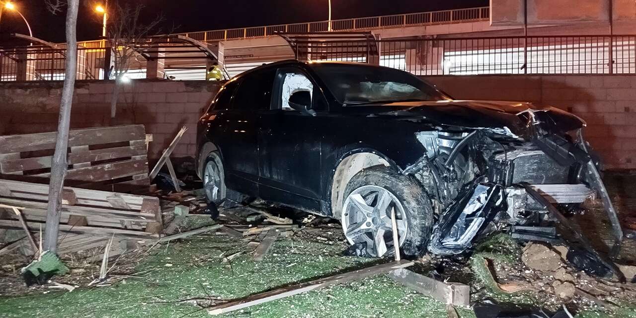 Direk, korkuluk ve ağacı deviren otomobil kafenin bahçesine uçtu