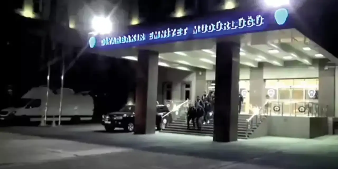 Diyarbakır Emniyet Müdürlüğü önünde el yapımı patlayıcı atıldı