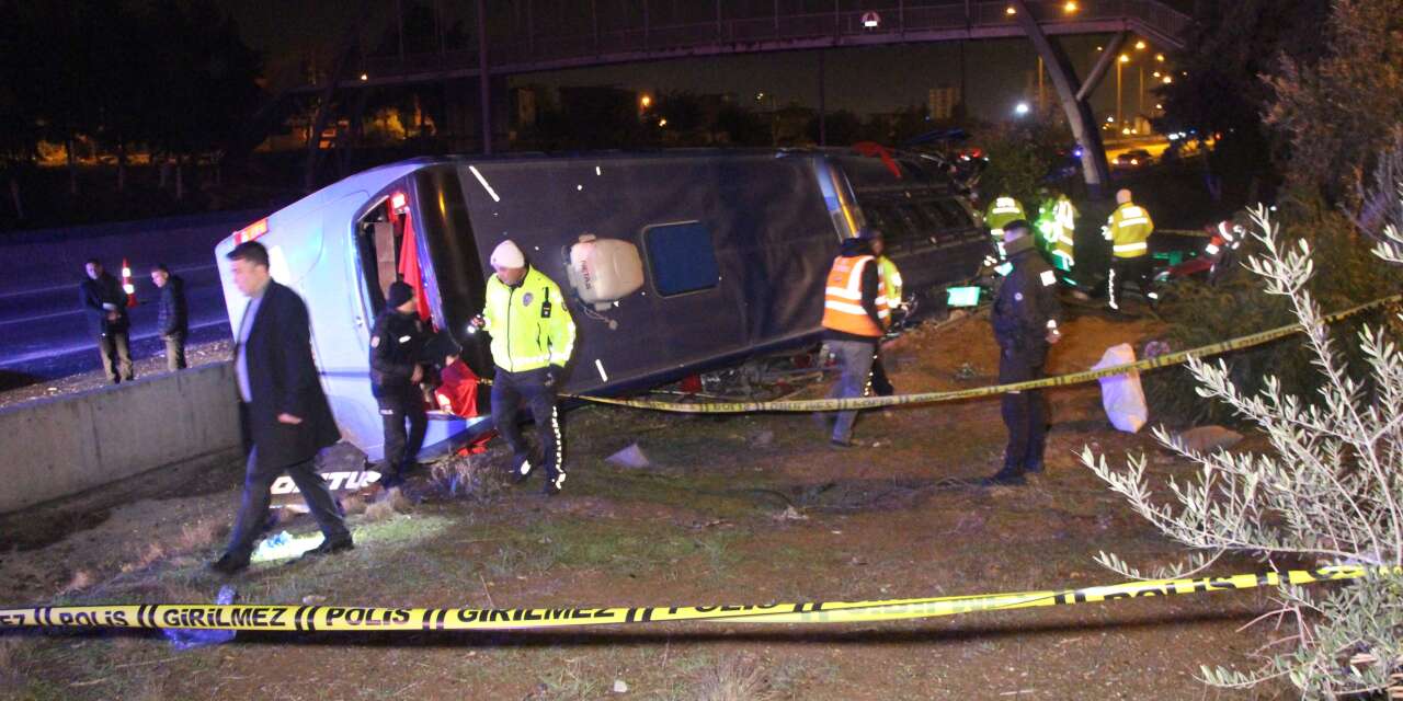 KONTUR otobüsü devrildi! Çok sayıda yaralı var