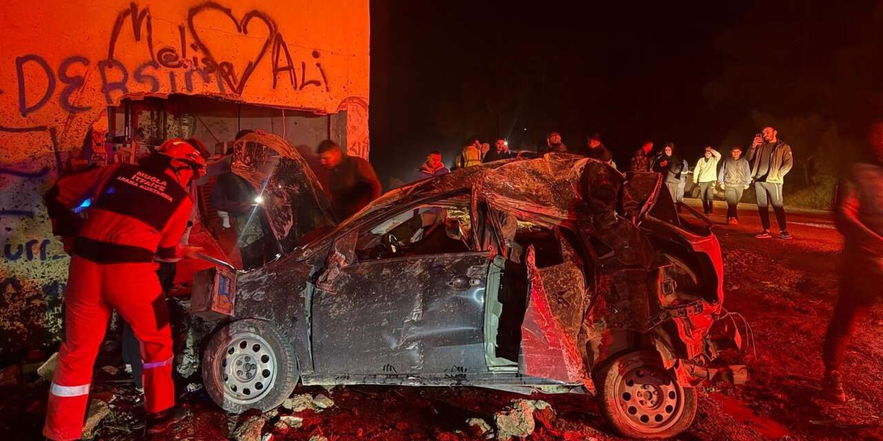 Takla atan otomobil elektrik trafosuna çarptı! 2 kişi yaralandı