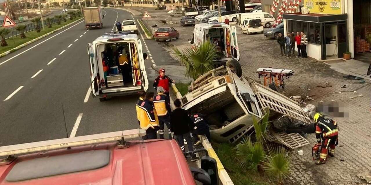 Kamyonetin bariyerlere çarptığı feci kazada 2 kişi öldü, 1 kişi yaralandı