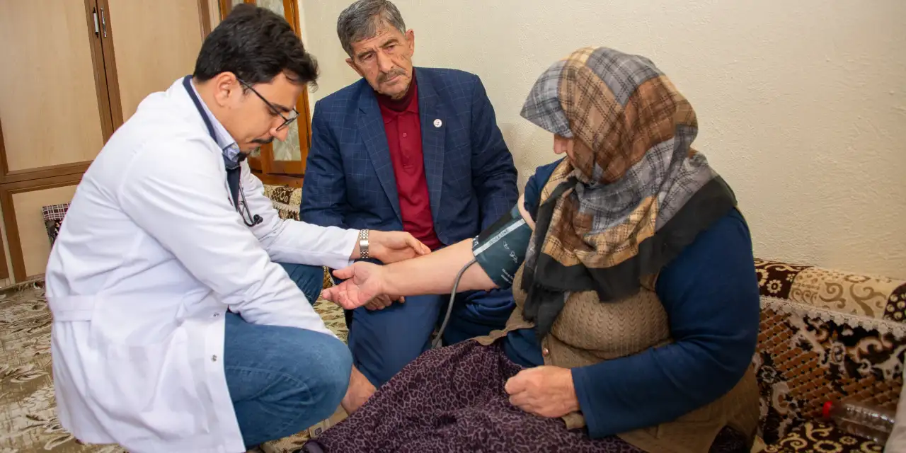 Konya’da evinden çıkamayan yaşlı vatandaşlara sağlık taraması