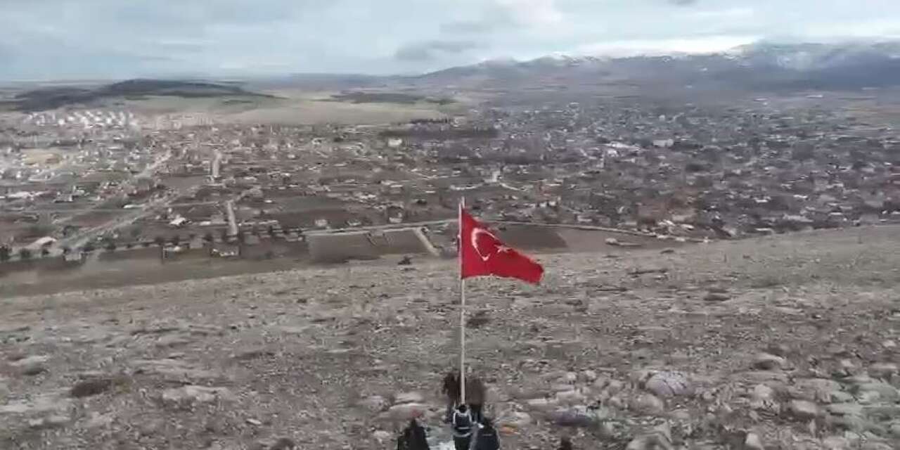 Ladikli gençler, Konya’nın 400 metre yükseğine ay-yıldızlı gurur dikti