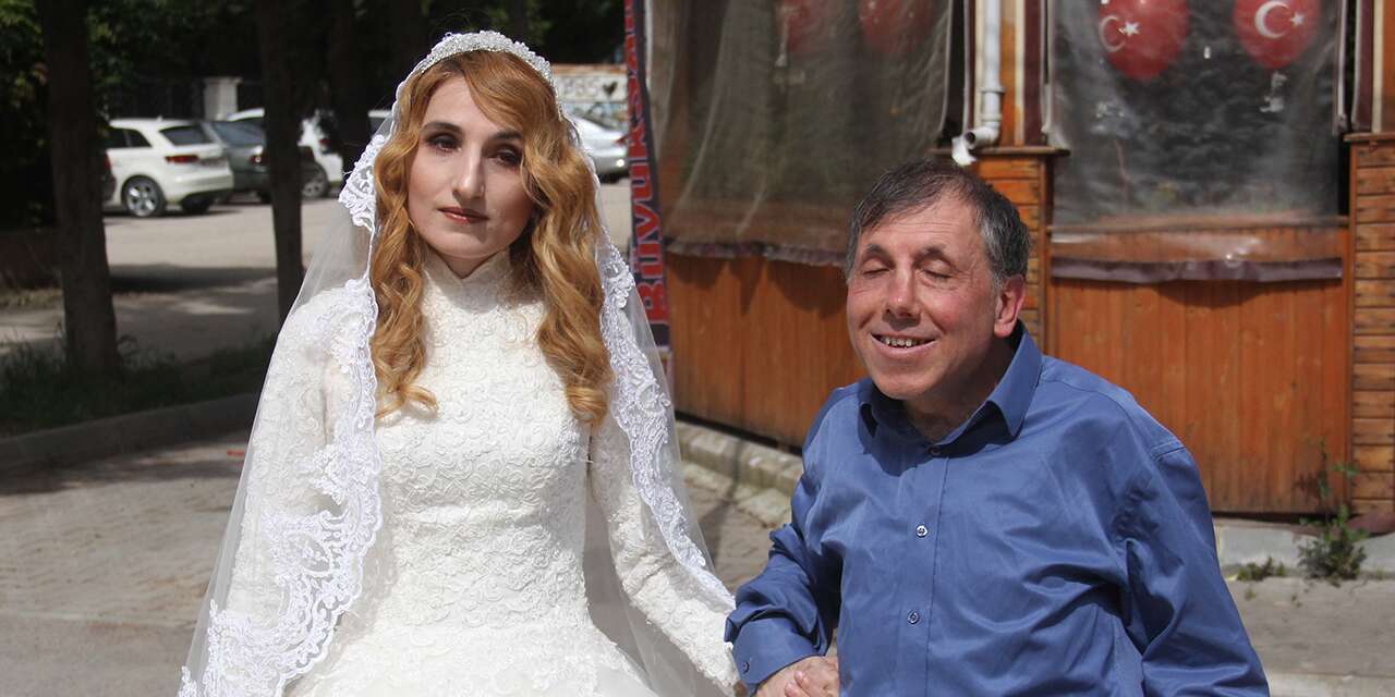 Görme engelli öğretmen çifte otobüs çarptı