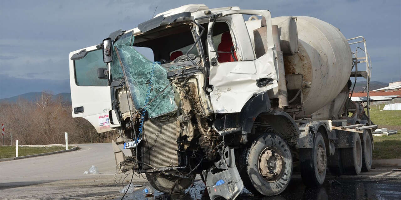 Aynı firmaya ait beton mikserleri çarpıştı! 2 yaralı var
