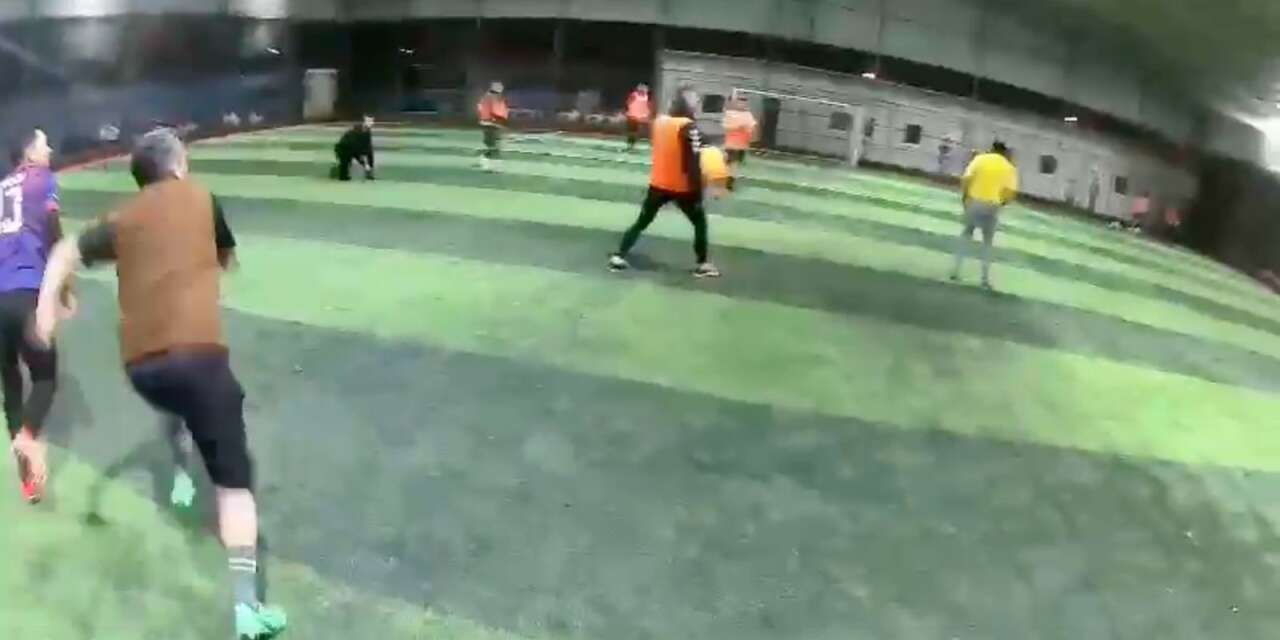 Halı sahanın çatısı çöktü! Futbolcuların panik anları kamerada