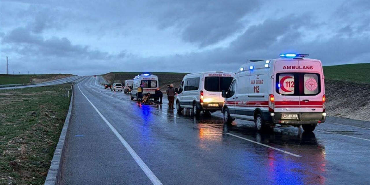 Şehirlerarası yolda otomobilin çarptığı yaya öldü