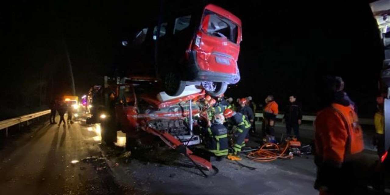 Feci kaza! Taşıdığı araçla çarptığı TIR’ın arasında kaldı
