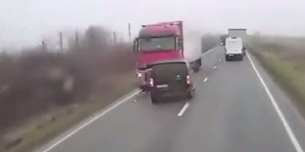 Taraftarları taşıyan minibüs TIR’la çarpıştı: 7 ölü