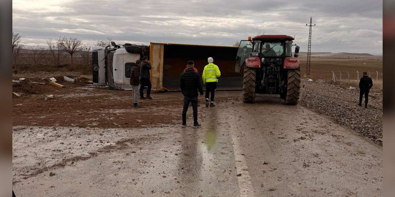 Konya Ereğli’de hafriyat kamyonu devrildi, yol trafiğe kapandı